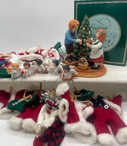 lot 104 image: Porcelain Avon Miniature Angels, Porcelain Figurine Christmas Buntings