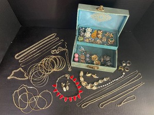 lot 118 image: Vintage Costume Jewelry and Jewelry Box