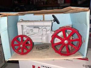 ERTL 804 Antique Fordson Tractor and Farmall International 140 Tractor