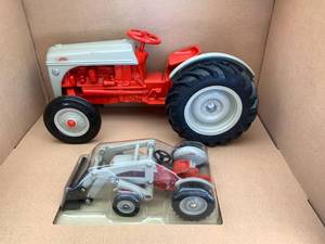 ERTL 1987 Ford 8N Tractor