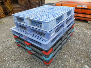 6 Plastic Pallets