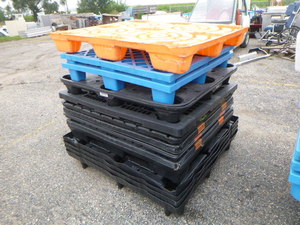 14 Plastic Pallets