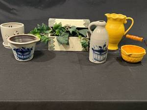 lot 261 image: Assorted Ceramic and Stoneware Home Decor Lot