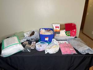 lot 213 image: Assorted Lot of Craft Items and Home Decor