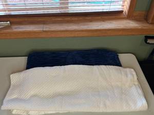 lot 253 image: Lot of 2 Cozy Blankets - White and Navy Blue