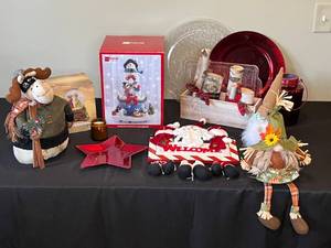 lot 256 image: Assorted Holiday and Seasonal Decorations Lot