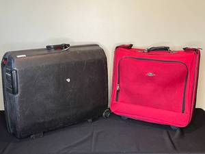 lot 272 image: Lot of 2 Rolling Suitcases - Samsonite and Destinations