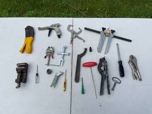 lot 51 image: Assorted Mechanical and Hand Tools Lot
