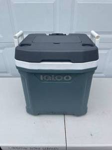 lot 58 image: Igloo MaxCold Cooler with Wheels and Telescopic Handle