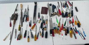 lot 122 image: Assorted Hand Tools and Screwdrivers Lot