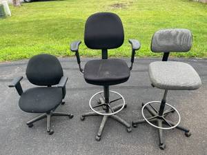 lot 123 image: Lot of 3 Office Chairs - Adjustable Height with Armrests