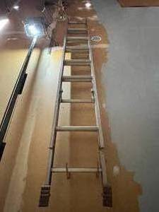 lot 279 image: Cuprum Model 385 Type III Aluminum Extension Ladder