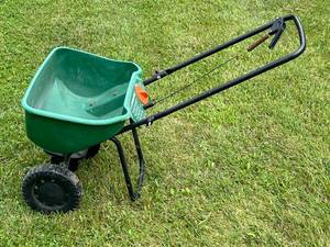 lot 285 image: Scotts Standard Broadcast Spreader