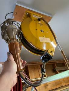 lot 148 image: Retractable Ceiling-Mounted Work Light & Cord Reel