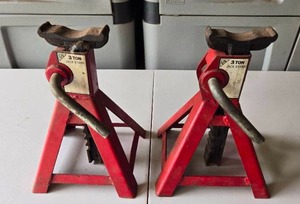 lot 91 image: Pair of 3 Ton Jack Stands