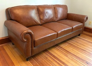 lot 3 image: Luxurious Abbyson Leather Sofa  Couch