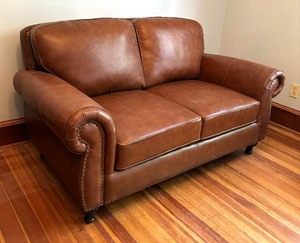 lot 4 image: Amazing Abbyland Leather Loveseat  Sofa  Couch
