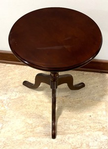 lot 31 image: Pretty and Petite Accent Table