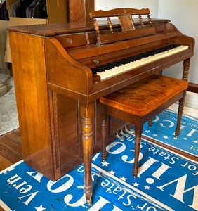 lot 19 image: Cable Company Upright Piano