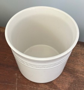 lot 36 image: White LeCreuset Crock