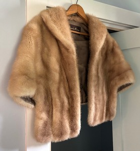 lot 232 image: Vintage Annis Furs Shrug
