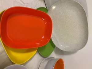 lot 118 image: Collection of Vintage Plastic Daily and Serving Dishes