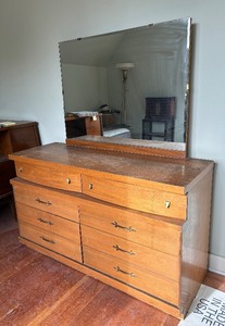 lot 8 image: Bassett Vintage Mid Century Low Dresser with Mirror
