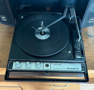 lot 248 image: Vintage Realistic Clarinette 13-1151 Portable Stereo Phonograph