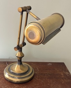 lot 250 image: Lovely Adjustable Height Brass Bankers Lamp