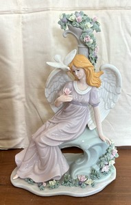 lot 256 image: Lovely Decorative Angel Figurine