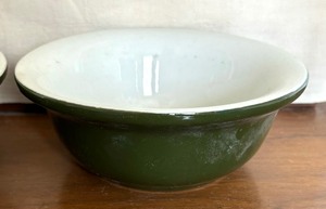 lot 265 image: Ten Vintage Forest Green and White Hall Pottery Bowls