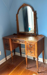 lot 20 image: Vintage Vanity