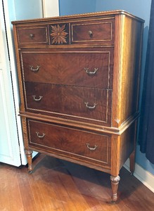lot 21 image: Charming Vintage Chest of Drawers