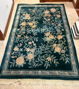 lot 284 image: Beautiful Floral Area Rug