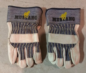lot 291 image: Six Pairs of Mustang Work Gloves