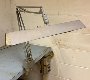 lot 353 image: Adjustable Height Shop Lamp