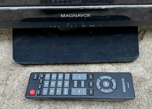 lot 410 image: Magnavox 31 Inch TV 32ME303VF7 A with Remote