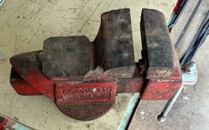 lot 428 image: Columbian 3040 Bench Vise