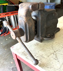 lot 435 image: Vintage Bench Vice