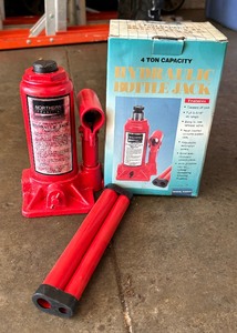 lot 440 image: Two Bottle Jacks by Northern Industrial Tools and Tool Shop