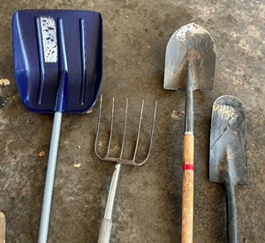 lot 339C image: Rakes, Shovels, Pitchfork and More