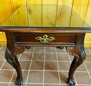 lot 52 image: Vintage Detailed End Table Dark Wood and Glass Top