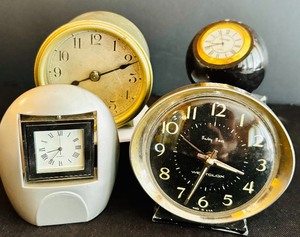 lot 62 image: Unique Lot of Vintage Small Clocks