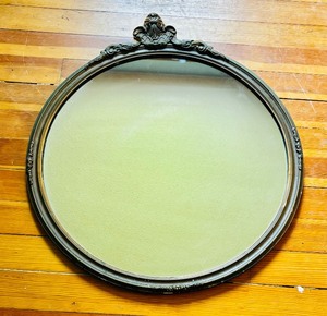 lot 86 image: Gorgeous Vintage Oval Mirror