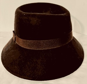 lot 313 image: Vintage Womens Hats in Brown and Olive Green