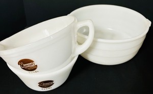 lot 365 image: Vintage Munsons Quality Bowl and Measuring Cup