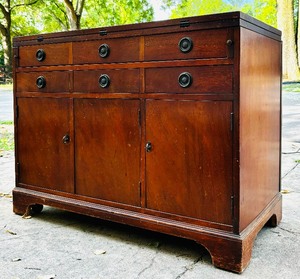 lot 18 image: Vintage Sligh Furniture Mahogany Buffet Table