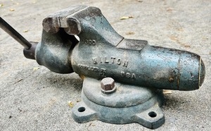 lot 381 image: Vintage Wilton 9300 Machinist 3 Jaws Bench Bullet Vise Swivel