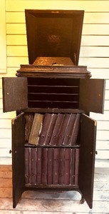 lot 6 image: Antique Victor Victrola Record Player Phonograph with Records