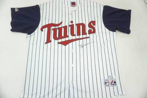 lot 6 image: autographed jersey
